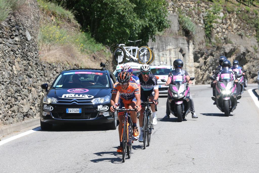 Giro2015_stage17_chase_group