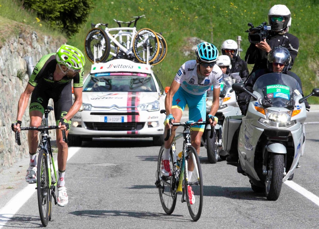 Giro2015_stage19_Fabio_Aru_attacked_Ryder_Hesjedal