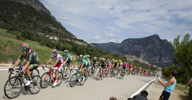 Vuelta2015_Stage12_peloton1