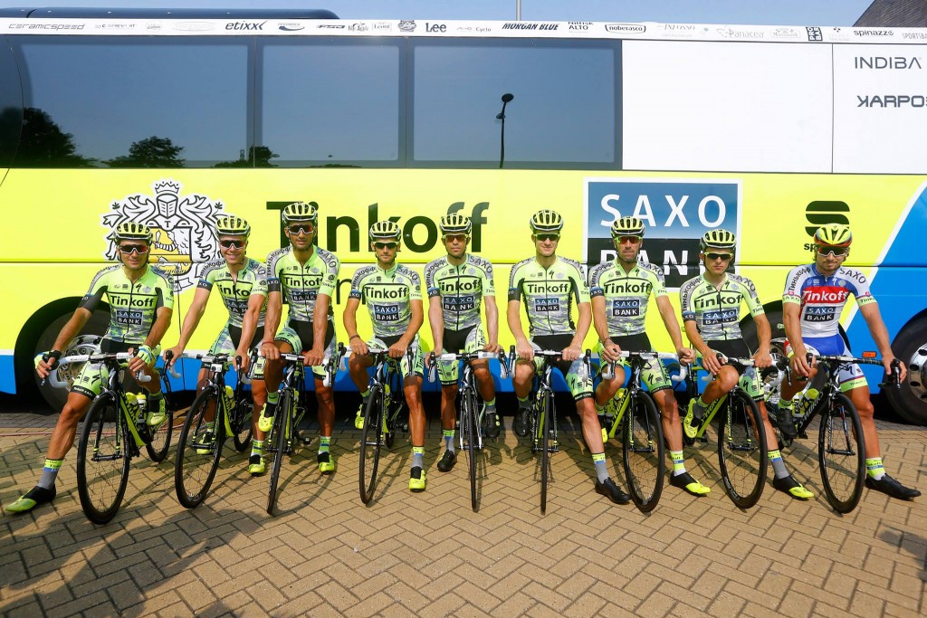 Tour de France 2015 etap öncesi takım hep birlikte takım ötobüsü önünde. Ortada takım kaptanı Alberto Contador.