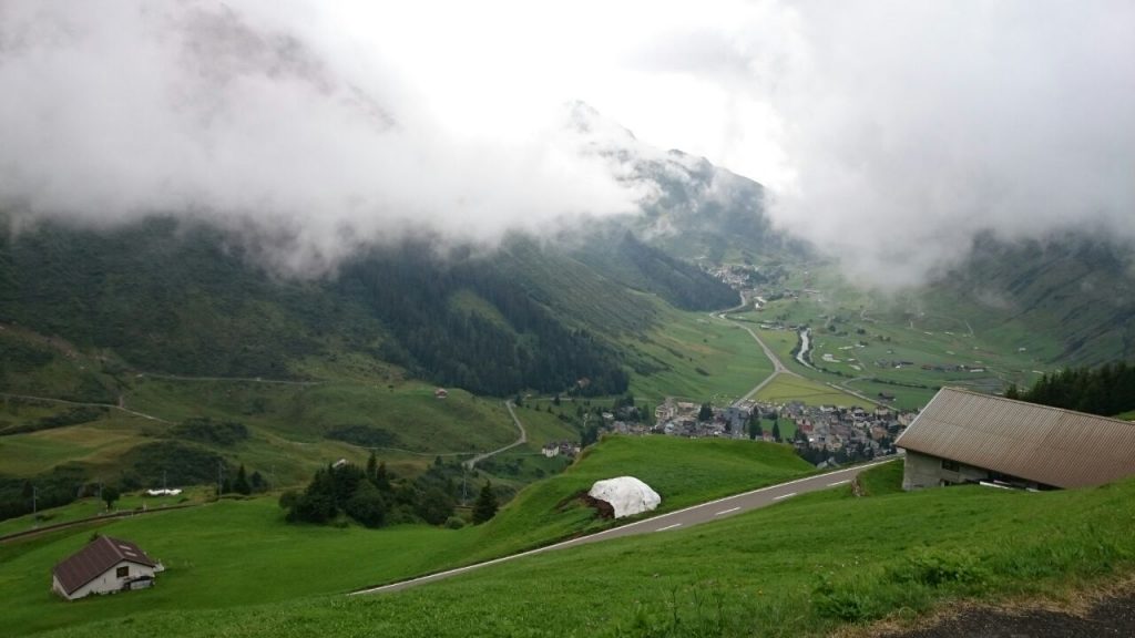 Alplerde sıradan bir gün: Bulut çökmüş dağların doruklarına. Her yer buluta kesmiş... Acep ana bulut mu olsam yoksa yağmur mu?