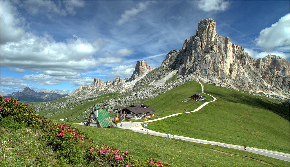 Passo di Giau... İtalyanın kuzeyinde İsviçre ile doğal sınırını oluşturan Dolomitlerin en güzel zirvesi... 1300 metre rakımdan başlayan zirve yolculuğu 2236 metre rakımda sona eriyor. 10 kml uzunluğundaki zorlu gad geçidi üzerinde sayısız keskin viraj ve galeriler mevcut, ortalama eğimi ise küsüratlı rakam vermeden düz hesap: %10!